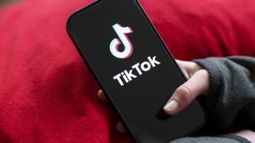 Joven iniciando la app TikTok