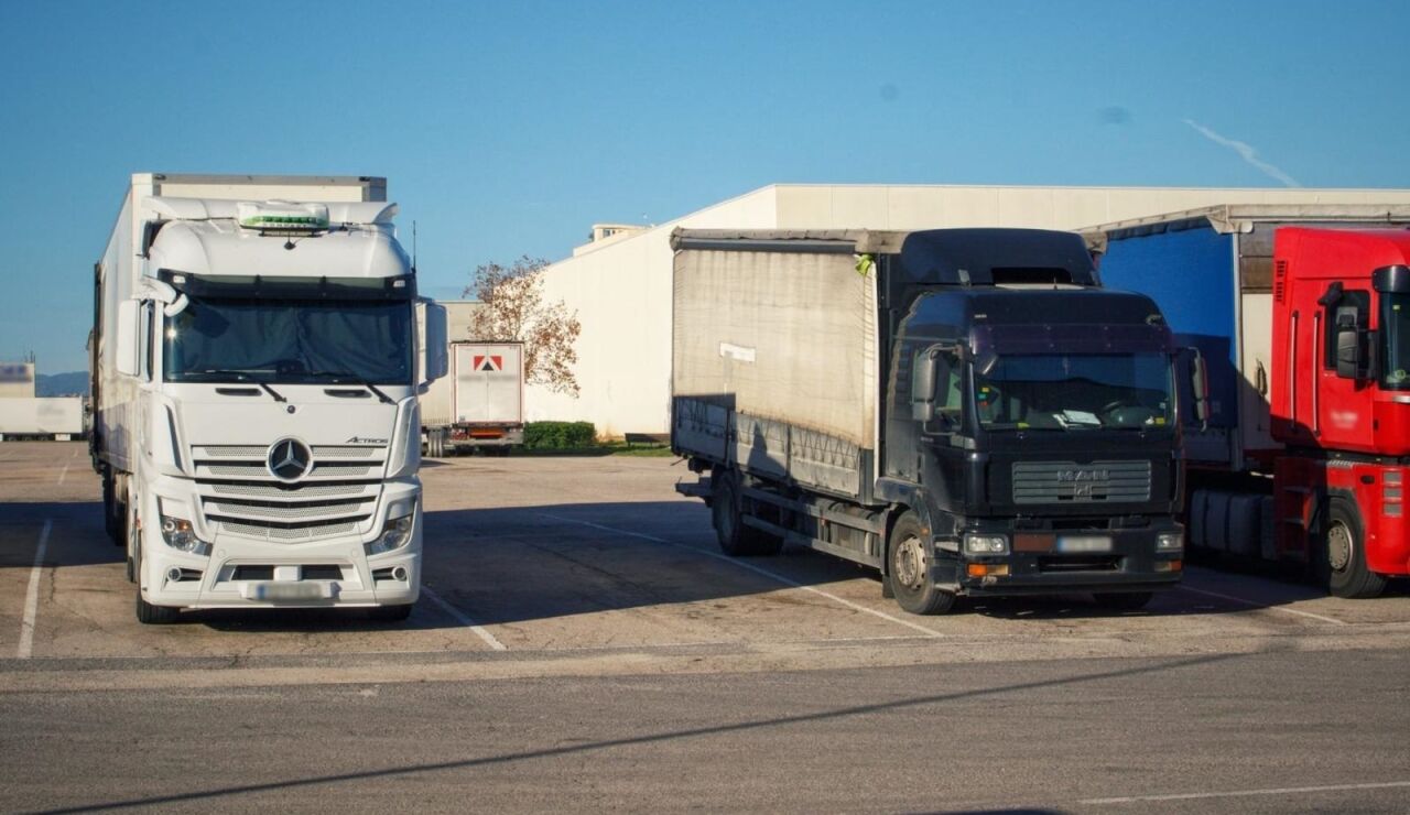 Camiones en &aacute;rea de servicio.