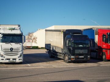 Camiones en &aacute;rea de servicio.