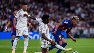 Vin&iacute;cius y Lamine Yamal pelean por un bal&oacute;n