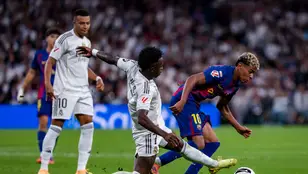 Vinícius y Lamine Yamal pelean por un balón