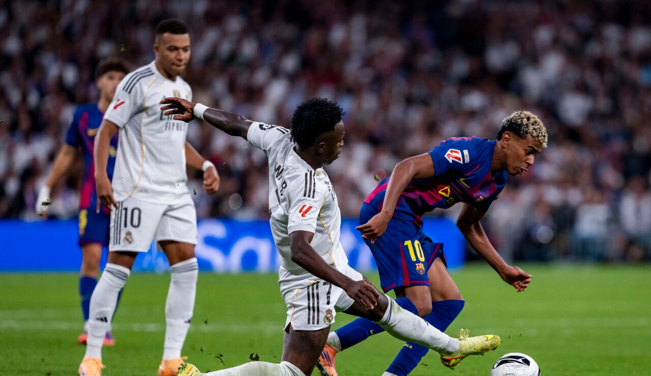 Vin&iacute;cius y Lamine Yamal pelean por un bal&oacute;n