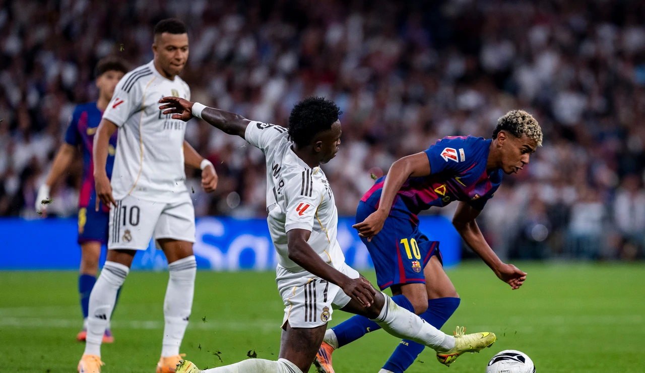 Vinícius y Lamine Yamal pelean por un balón