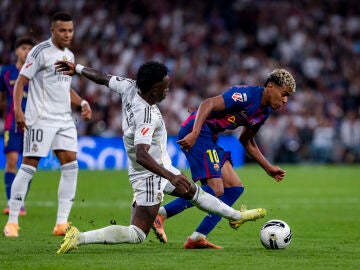 Vin&iacute;cius y Lamine Yamal pelean por un bal&oacute;n