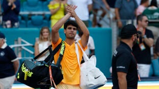 Carlos Alcaraz se despida del p&uacute;blico de Miami tras su derrota ante Korda