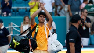 Carlos Alcaraz se despida del p&uacute;blico de Miami tras su derrota ante Korda