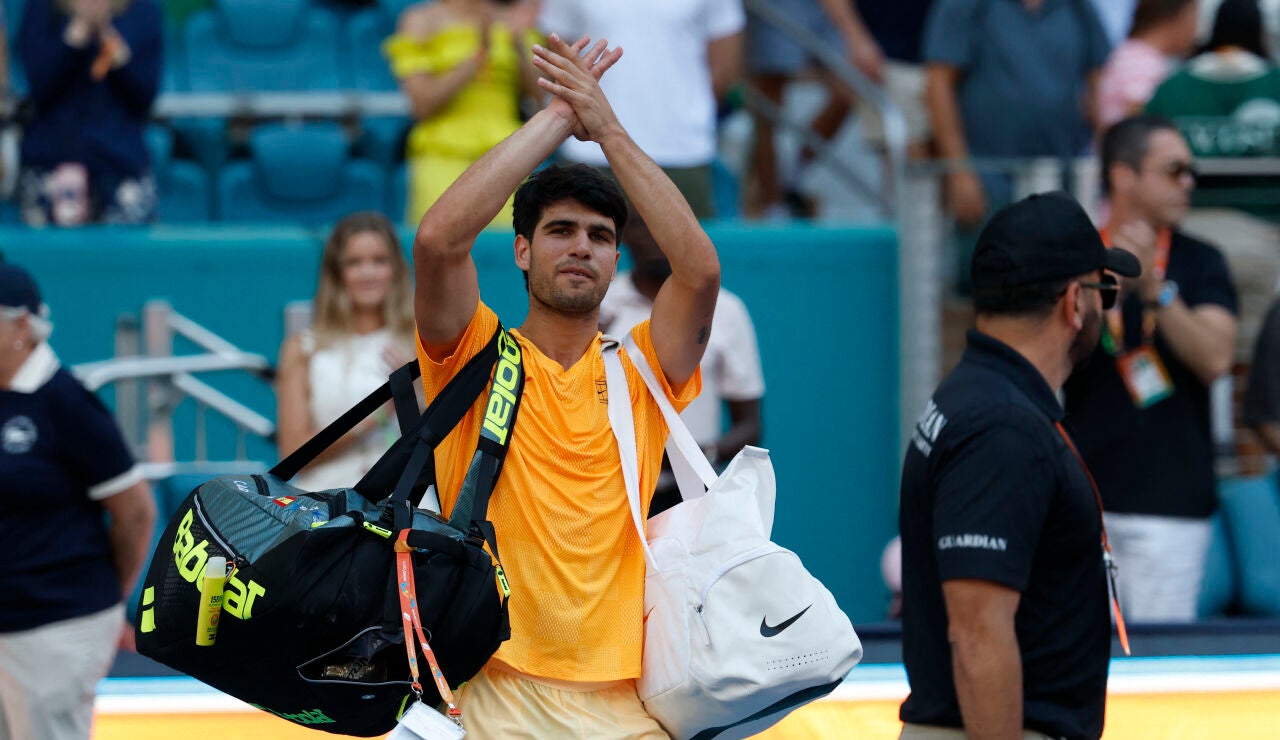 Carlos Alcaraz se despida del p&uacute;blico de Miami tras su derrota ante Korda