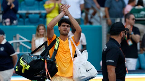 Carlos Alcaraz se despida del p&uacute;blico de Miami tras su derrota ante Korda