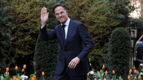 El secretario general de la OTAN, Mark Rutte, saluda a su llegada a la residencia del primer ministro brit&aacute;nico, el 17 de marzo de 2026. 