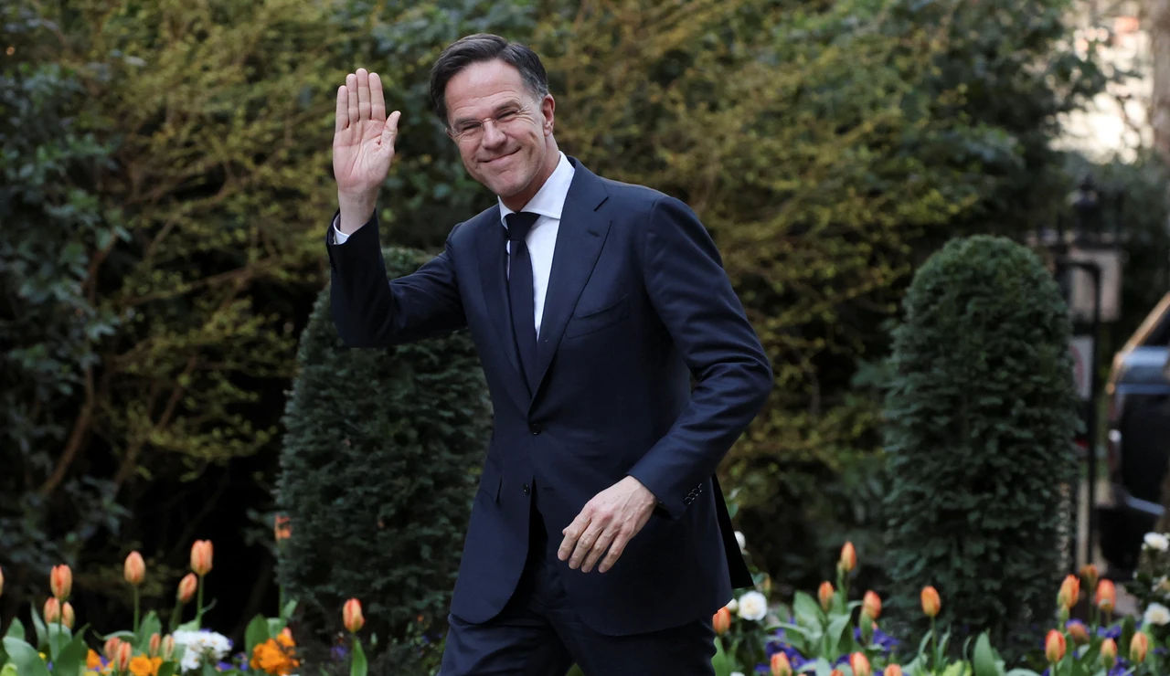 El secretario general de la OTAN, Mark Rutte, saluda a su llegada a la residencia del primer ministro británico, el 17 de marzo de 2026.
