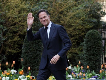 El secretario general de la OTAN, Mark Rutte, saluda a su llegada a la residencia del primer ministro brit&aacute;nico, el 17 de marzo de 2026. 