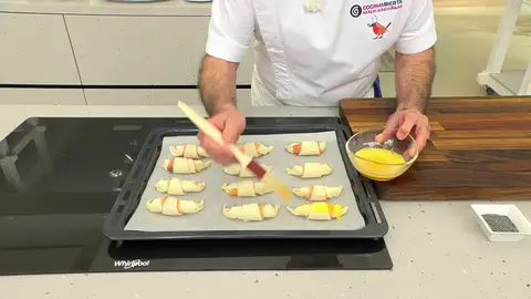 Bate el huevo en un bol, y con ayuda de un pincel, pinta los hojaldres Bate el huevo en un bol, y con ayuda de un pincel, pinta los hojaldres