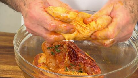 Mezcla con las manos limpias para que la carne se impregne bien