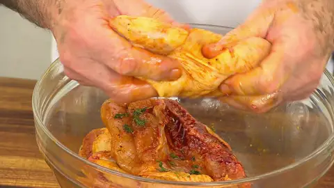 Mezcla con las manos limpias para que la carne se impregne bien Mezcla con las manos limpias para que la carne se impregne bien