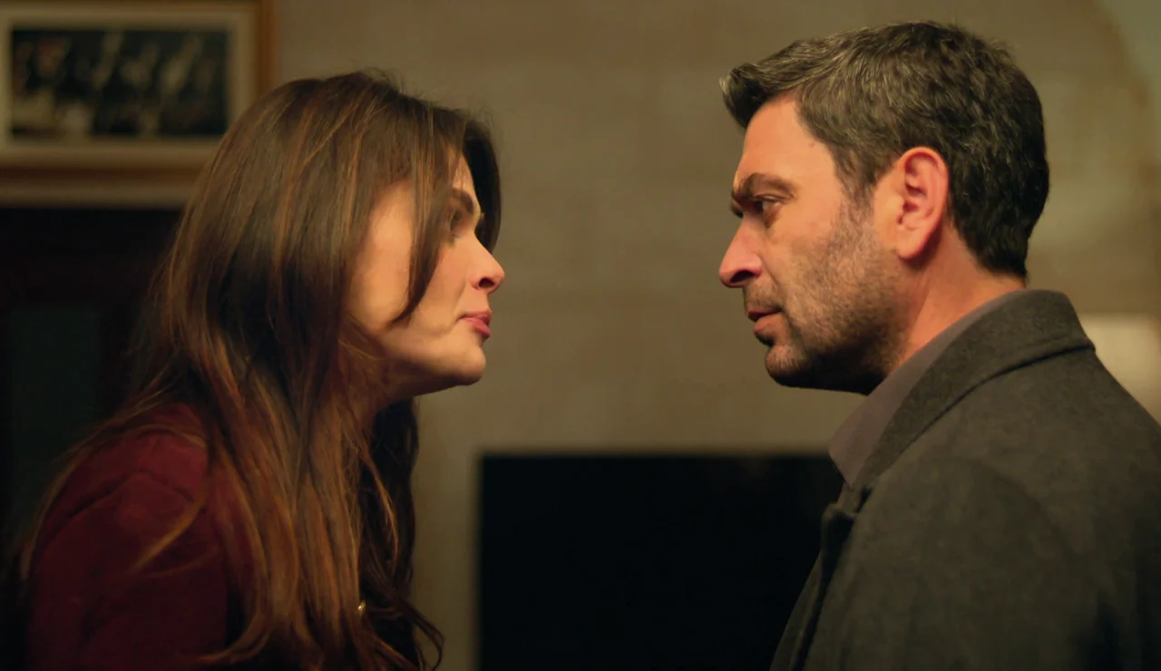 “¡Eres un maldito traficante!”: Alya admite ante Cihan que lo ha delatado a la policía