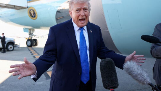 Donald Trump habla con los medios frente al Air Force One en Florida