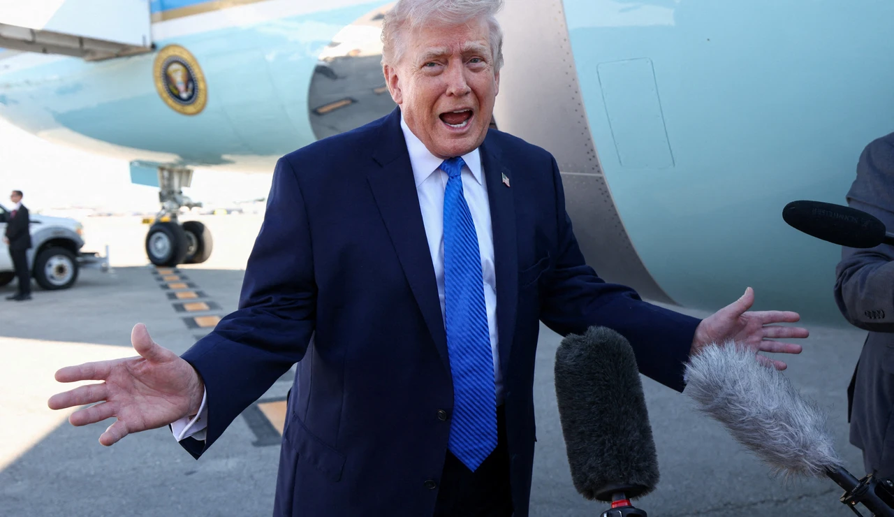 Donald Trump habla con los medios frente al Air Force One en Florida