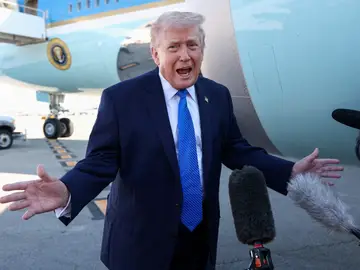 Donald Trump habla con los medios frente al Air Force One en Florida Donald Trump habla con los medios frente al Air Force One en Florida