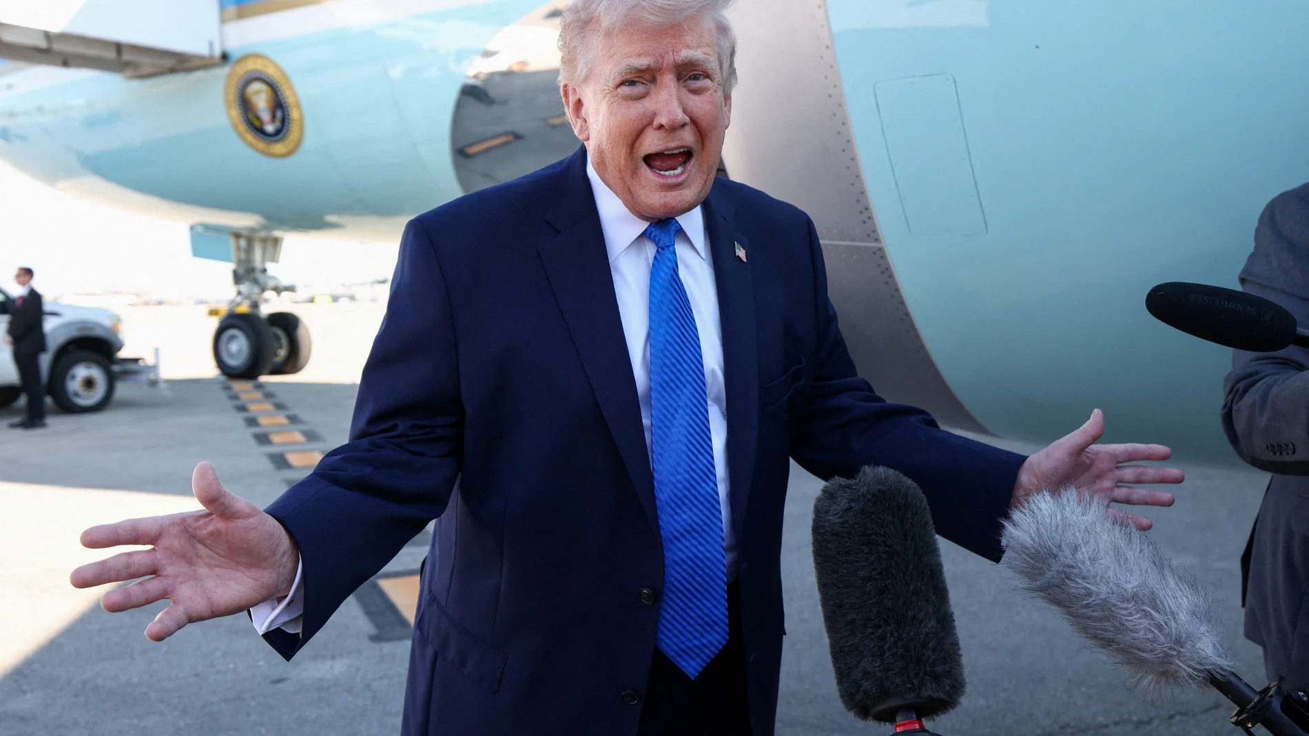 Donald Trump habla con los medios frente al Air Force One en Florida, EE.UU., el 23 de marzo de 2026 Donald Trump habla con los medios frente al Air Force One en Florida, EE.UU., el 23 de marzo de 2026