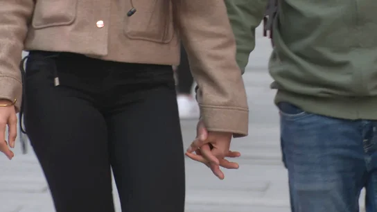 Una pareja paseando por la calle Una pareja paseando por la calle