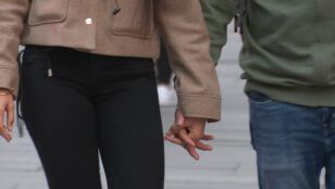 Una pareja paseando por la calle