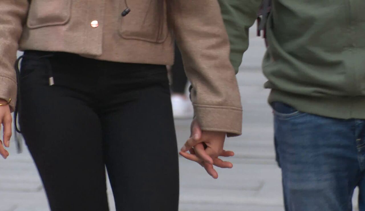 Una pareja paseando por la calle