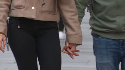 Una pareja paseando por la calle
