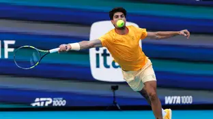 Carlos Alcaraz resta una pelota ante Sebastian Korda en Miami Carlos Alcaraz resta una pelota ante Sebastian Korda en Miami