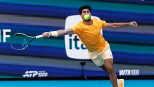 Carlos Alcaraz resta una pelota ante Sebastian Korda en Miami