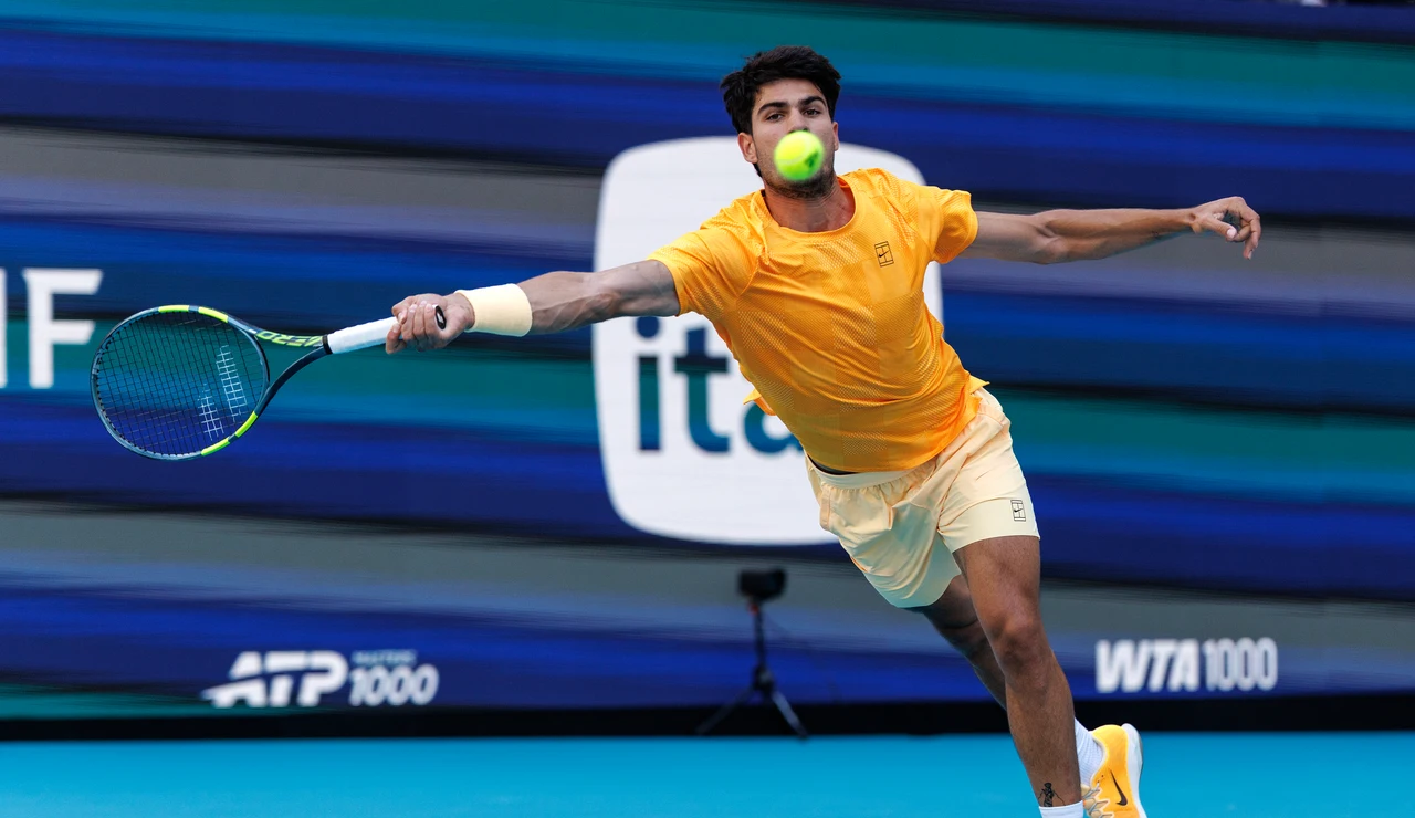 Carlos Alcaraz resta una pelota ante Sebastian Korda en Miami