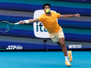 Carlos Alcaraz resta una pelota ante Sebastian Korda en Miami
