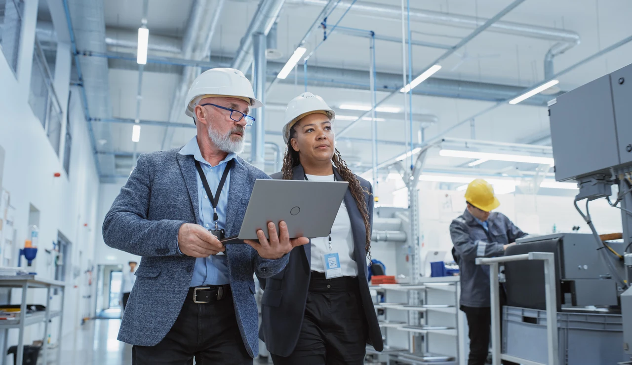 Hombre mayor trabajando en una empresa