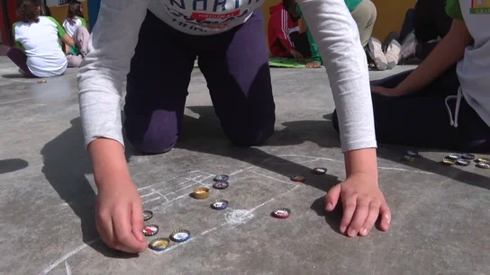 El fútbol chapas ha vuelto al patio de un colegio sevillano, los alumnos han aprendido a jugar y se ganan las chapas por su buen comportamiento El fútbol chapas ha vuelto al patio de un colegio sevillano, los alumnos han aprendido a jugar y se ganan las chapas por su buen comportamiento