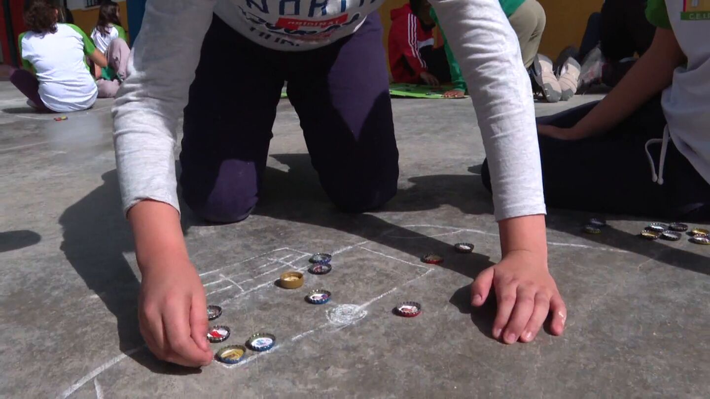 El f&uacute;tbol chapas ha vuelto al patio de un colegio sevillano, los alumnos han aprendido a jugar y se ganan las chapas por su buen comportamiento