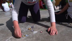 El f&uacute;tbol chapas ha vuelto al patio de un colegio sevillano, los alumnos han aprendido a jugar y se ganan las chapas por su buen comportamiento