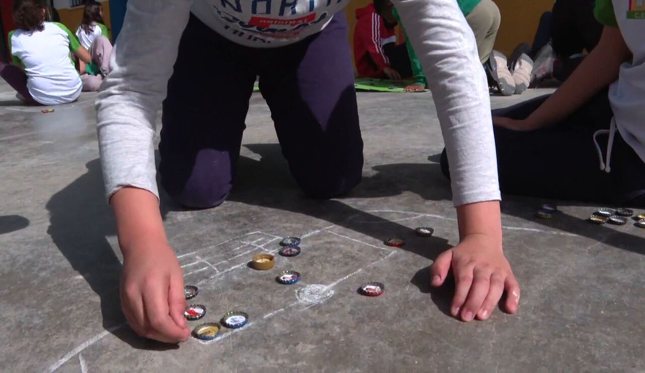 El f&uacute;tbol chapas ha vuelto al patio de un colegio sevillano, los alumnos han aprendido a jugar y se ganan las chapas por su buen comportamiento