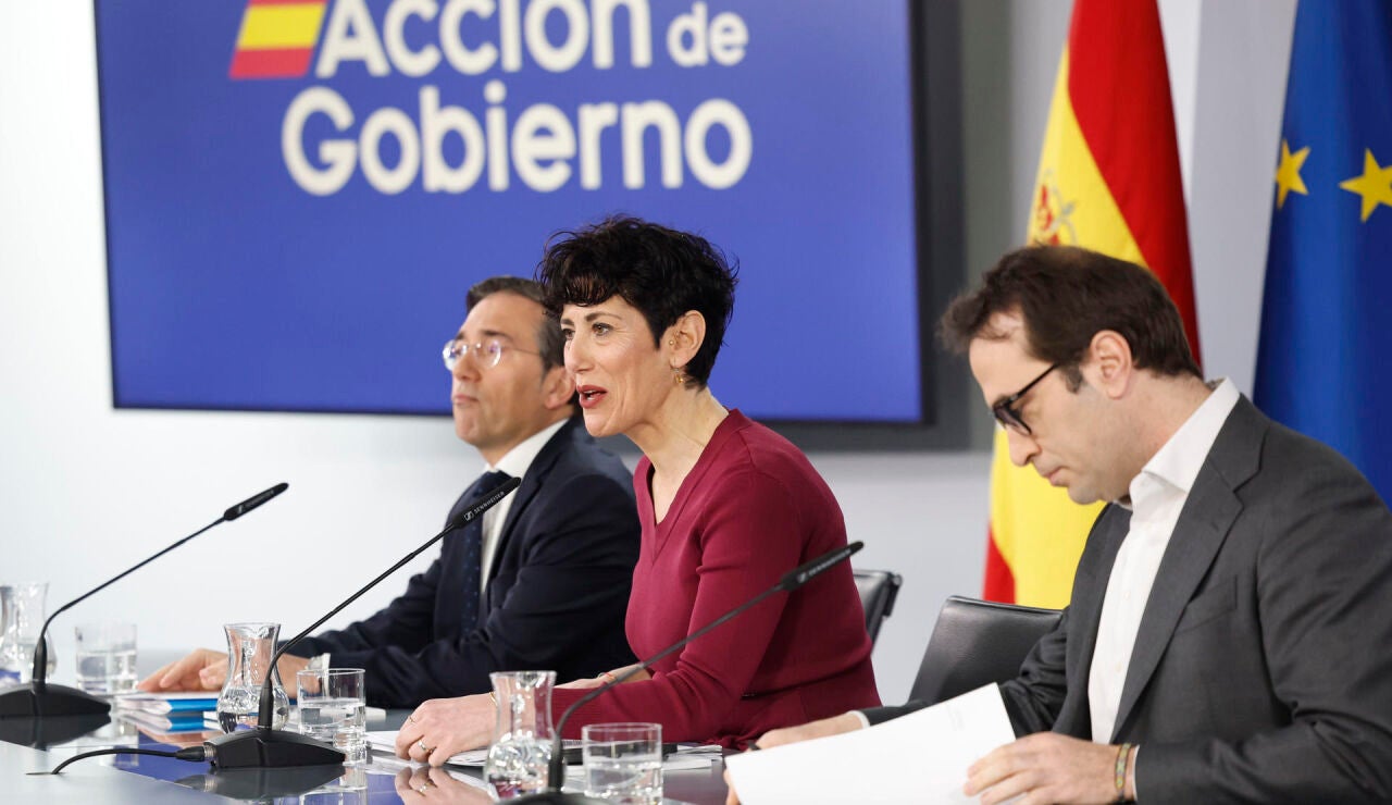 Elma Saiz, Albares y Carlos Cuerpo en el Consejo de Ministros