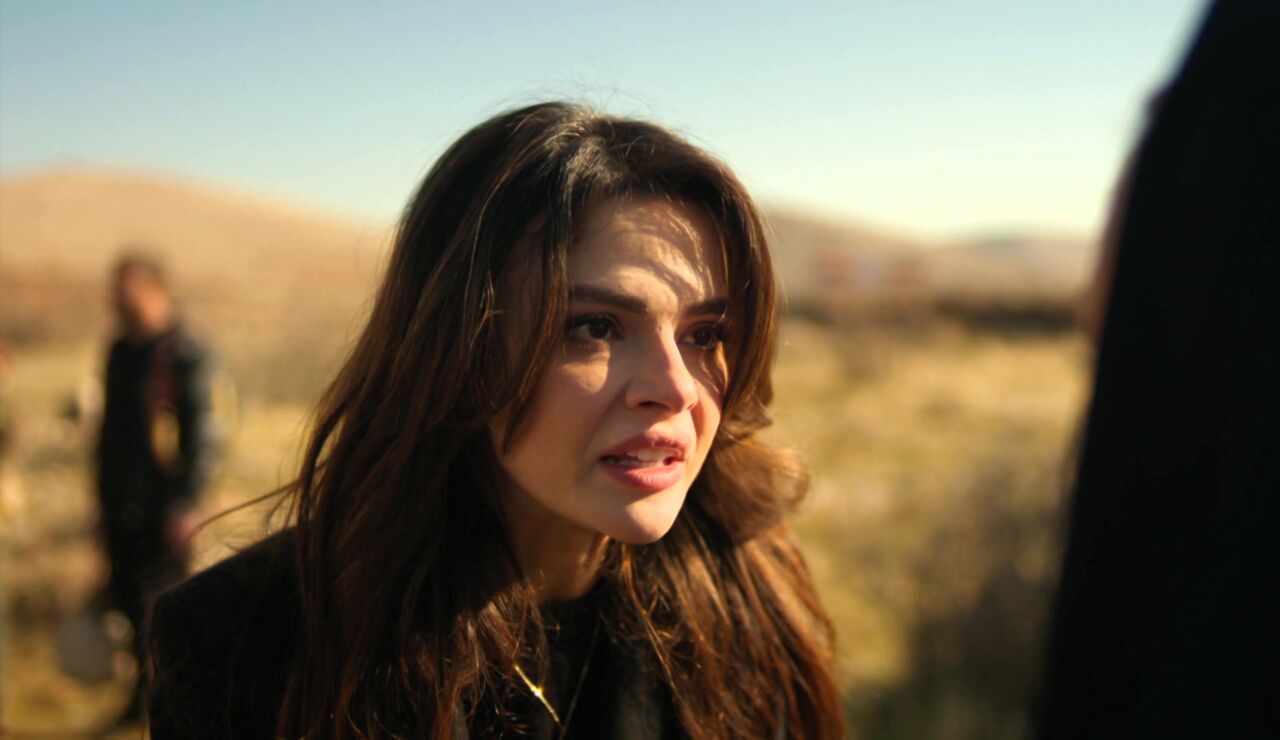 &ldquo;&iexcl;Deja al ni&ntilde;o en paz!&rdquo;: Alya se interpone entre Sadakat cuando intenta ense&ntilde;ar a disparar al peque&ntilde;o