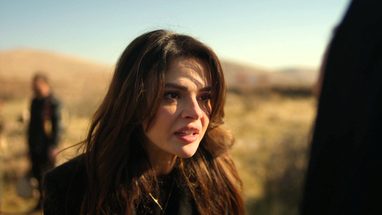 Alya se interpone entre Sadakat cuando intenta enseñar a disparar al pequeño