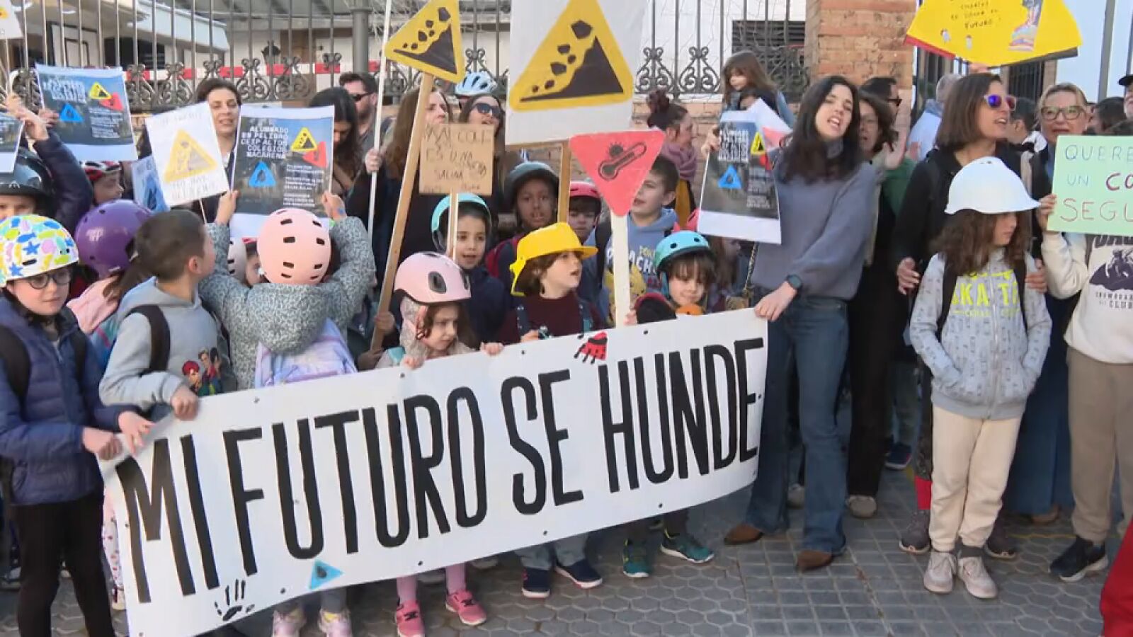 Las grietas amenazan al colegio público más antiguo de Sevilla: 