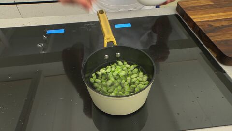 Desgrana las habitas, introdúcelas en el cazo y deja que se cocinen