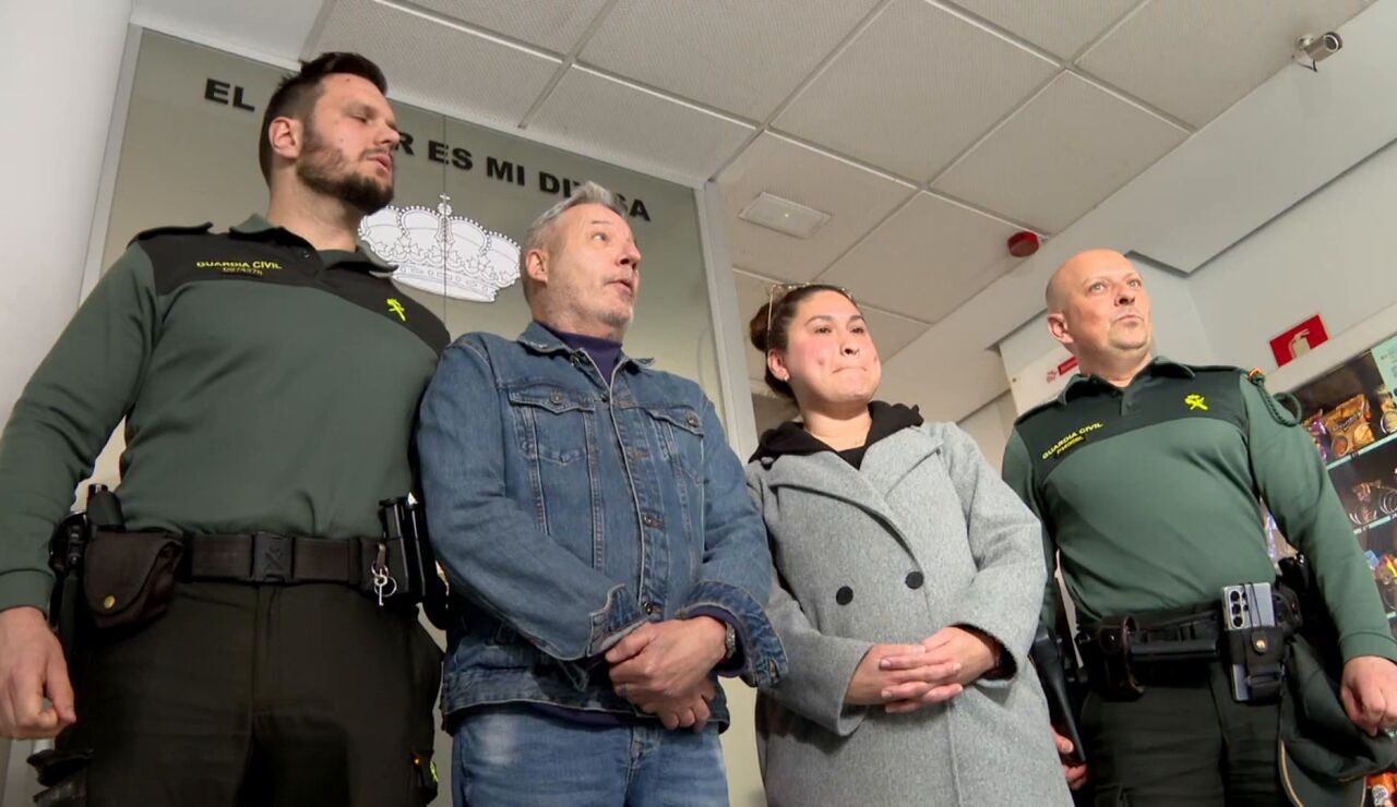 El hombre junto a los guardias civiles