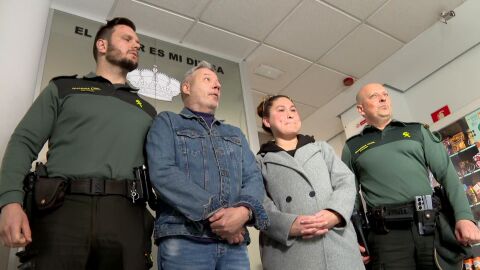 El hombre junto a los guardias civiles