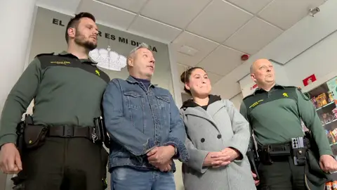 El hombre junto a los guardias civiles El hombre junto a los guardias civiles