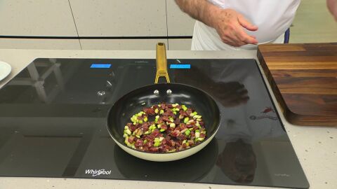 Pica el jamón y agrégalo a la sartén