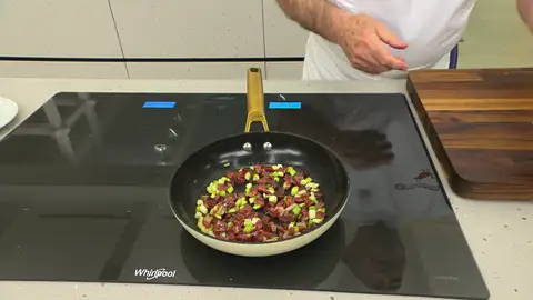 Pica el jamón y agrégalo a la sartén Pica el jamón y agrégalo a la sartén