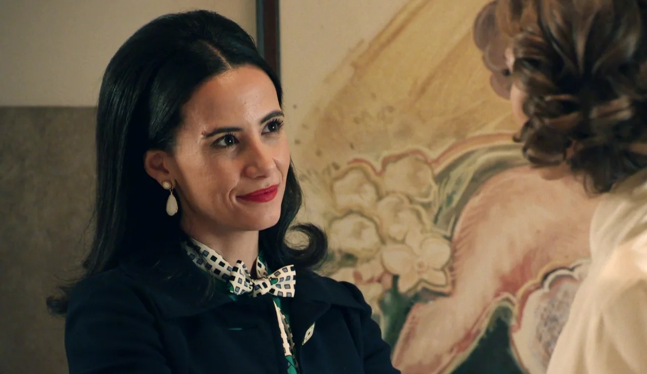 Marta intenta normalizar su relación con Cloe tras su ruptura y le pide ayuda en un asunto laboral