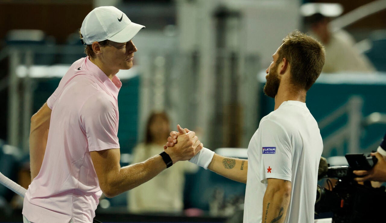 Corentin Moutet felicita a Jannik Sinner tras su partido en el Miami Open