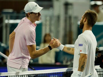 Corentin Moutet felicita a Jannik Sinner tras su partido en el Miami Open
