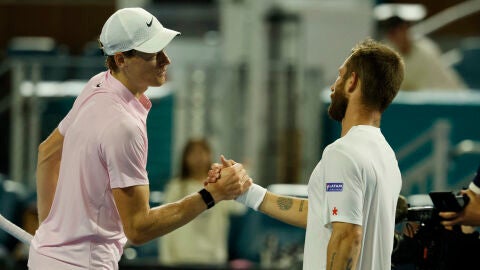 Corentin Moutet felicita a Jannik Sinner tras su partido en el Miami Open